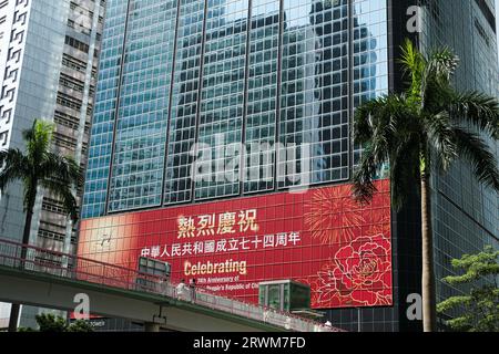 Hong Kong, Chine. 20 septembre 2023. Une bannière célébrant le 74e anniversaire de la fête nationale chinoise est affichée à l'extérieur d'un bâtiment. (Image de crédit : © Keith Tsuji/ZUMA Press Wire) USAGE ÉDITORIAL SEULEMENT! Non destiné à UN USAGE commercial ! Banque D'Images