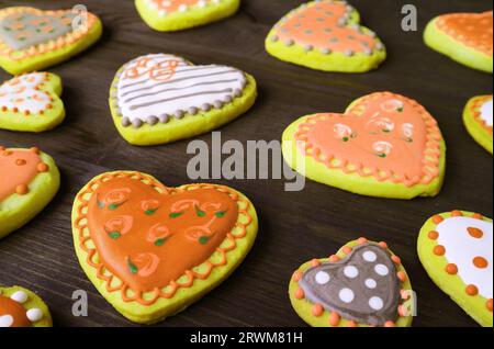 Tas de coeur orange et jaune en forme de beaux biscuits glacés royaux à motifs Banque D'Images