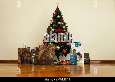 Minas Gerais, Brésil - 23 décembre 2022 : arbre de noël avec détails festifs et divers cadeaux emballés Banque D'Images