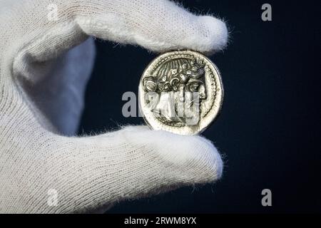 Londres, Royaume-Uni. 20 septembre 2023. Un membre du personnel présente une pièce grecque de tétradrachme en argent, de la ville de Naxos, frappée vers 460 av. J.-C., attribuée au maître Aitna, (environ £400.000-600.000). La pièce vient de Sicile quand l'île était une colonie grecque et représente la tête du dieu du vin Dionysos sur l'avers et son compagnon des bois, le Silenos ivre, sur le revers. Il sera vendu aux enchères par Morton & Eden Ltd à Londres le 26-27 septembre et le total devrait atteindre 4 millions de livres sterling. Crédit : Stephen Chung / Alamy Live News Banque D'Images
