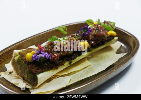 moelle osseuse de veau rôtie au tartare de boeuf Banque D'Images