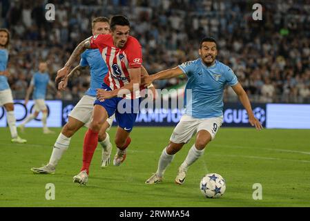 Rome, Italie. 19 septembre 2023. Pedro (SS Lazio) ; Stefan Savic (Club Atletico de Madrid) ; lors du match de football UEFA Champions League 2023-2024 entre SS Lazio et Atletico Madrid au Stade Olympique de Rome le 19 septembre 2023. Crédit : Agence photo indépendante/Alamy Live News Banque D'Images