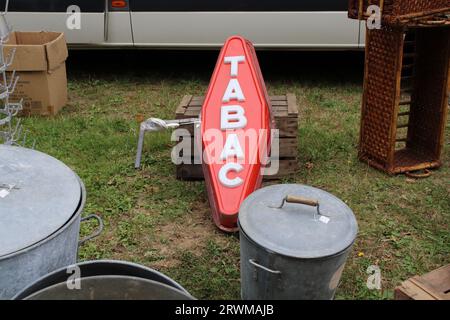 Vue des articles en vente ici dans une brocante typiquement française tenue normalement chaque été à Chéniers, une ville dans la région de la Creuse au centre de la France. Banque D'Images