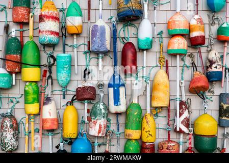 Affichage coloré de bouy sur la cabane rustique. Banque D'Images