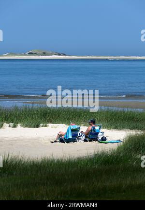 Couple senior bain de soleil à Barnstable Harbor. Banque D'Images