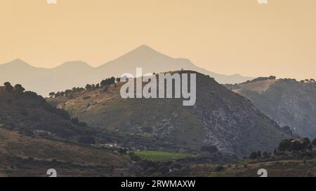 Sicile, une vue sur le paysage montagneux à l'intérieur des terres. L'île près de l'ancienne ville de Segesta, Italie, Europe. Banque D'Images