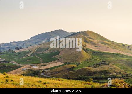 Sicile, une vue sur le paysage montagneux à l'intérieur des terres. L'île près de l'ancienne ville de Segesta, Italie, Europe. Banque D'Images