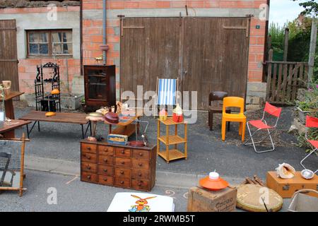 Vue des objets d'une brocante d'été typiquement française ici situé à Chéniers dans le département de la Creuse de la France centrale rurale. Banque D'Images