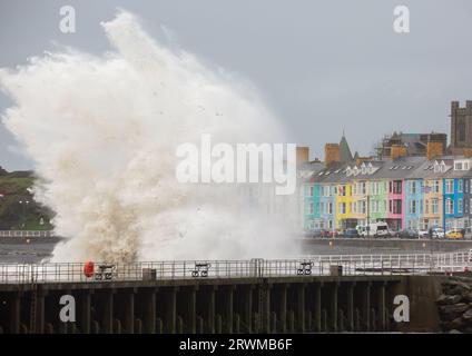 Aberystwyth, Ceredigion, pays de Galles, Royaume-Uni. 20 septembre 2023 UK Météo : jour venteux à Aberystwyth alors que de grosses vagues s'écrasent sur les défenses de la mer d'Aberystwyth alors que des vents forts et la marée haute se combinent. Banque D'Images