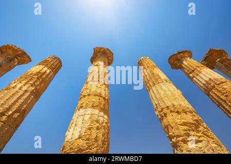 Une vue détaillée des colonnes doriques. Temple d'Héraclès dans la Vallée des temples. Site archéologique à Agrigente en Sicile, Italie, Europe. Banque D'Images