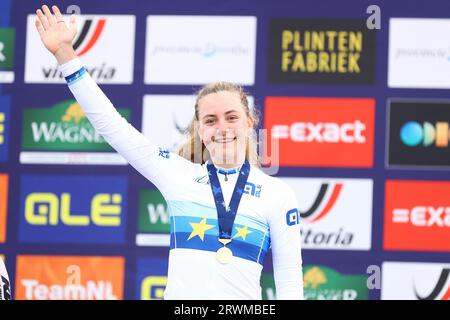 Emmen, pays-Bas. 20 septembre 2023. La gagnante britannique Zoe Backstedt célèbre sur le podium du contre-la-montre féminin U23 aux Championnats d'Europe sur route de l'UEC, une piste de 20 6 km à Emmen, aux pays-Bas, mercredi 20 septembre 2023. Les championnats d'Europe de cyclisme se déroulent du 20 au 24 septembre. BELGA PHOTO DAVID PINTENS crédit : Belga News Agency/Alamy Live News Banque D'Images