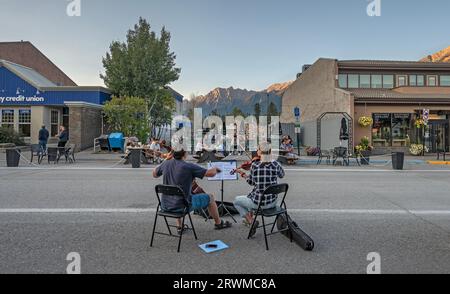 Canmore, Alberta, Canada – 16 septembre 2023 : un violoniste et violoncelliste se produit sur la rue main Banque D'Images