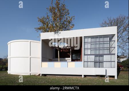 Une maison semi-moderne dispose d'un coin cuisine confortable avec une atmosphère chaleureuse et accueillante Banque D'Images