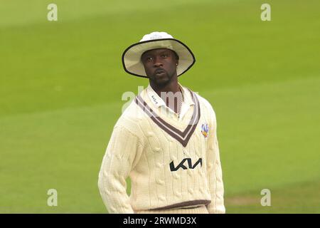 Londres, Royaume-Uni. 20 septembre 2023. Kemar Roach de Surrey dans le rôle de Surrey affrontera Northamptonshire dans le championnat du comté au Kia Oval, le deuxième jour. Crédit : David Rowe/Alamy Live News Banque D'Images