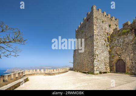 Le bastion et le château de Balio dans la ville d'Erice dans le nord-ouest de la Sicile près de Trapani, Italie, Europe. Banque D'Images