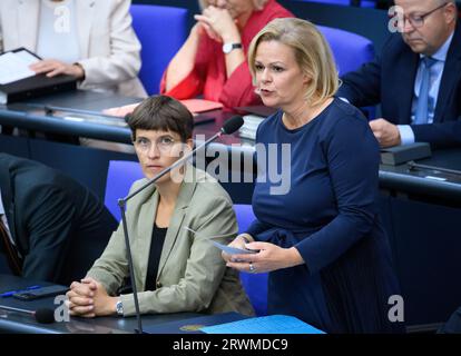 20 septembre 2023, Berlin : Nancy Faeser (SPD), ministre fédérale de l'intérieur et des Affaires intérieures, intervient lors de l'interrogatoire du gouvernement en séance plénière au Bundestag allemand. À côté d'elle se trouve Anna Lührmann (Bündnis 90/Die Grünen), ministre d'État au ministère fédéral des Affaires étrangères. Les principaux thèmes de la 121e session de la 20e législature sont, outre l’interrogation gouvernementale du ministre de l’intérieur Faeser et du ministre de l’éducation Stark-Watzinger, une heure d’actualité sur le tremblement de terre au Maroc et la catastrophe des inondations en Libye, un débat sur l’anniversaire du pro dissident Banque D'Images