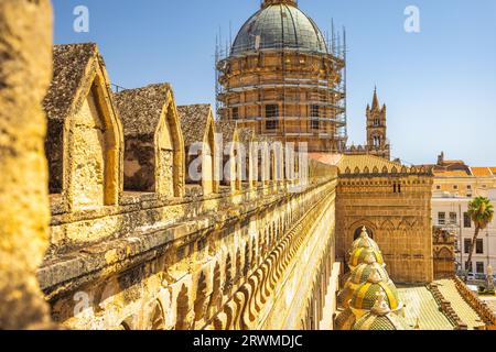 Vue détaillée depuis le toit de la cathédrale de Palerme, un monument majeur et une attraction touristique dans la capitale de la Sicile, Italie, Europe. Banque D'Images