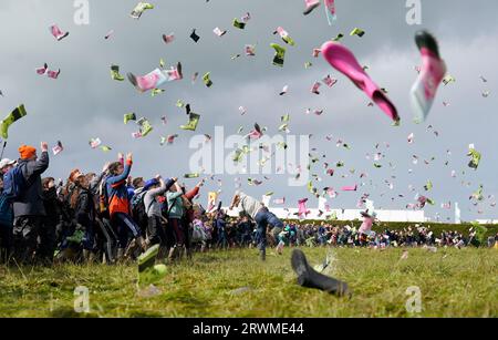 RETRANSMETTANT LE NOMBRE DE PARTICIPANTS À 995 995 personnes prenant part à une tentative de record du monde Guinness au plus grand nombre de personnes lançant des bottes organisée par le groupe agricole de jeunes Macra le jour 2 des Championnats nationaux de labourage à Ratheniska, Co Laois. Date de la photo : mercredi 20 septembre 2023. Banque D'Images