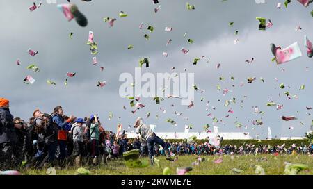 RETRANSMETTANT LE NOMBRE DE PARTICIPANTS À 995 995 personnes prenant part à une tentative de record du monde Guinness au plus grand nombre de personnes lançant des bottes organisée par le groupe agricole de jeunes Macra le jour 2 des Championnats nationaux de labourage à Ratheniska, Co Laois. Date de la photo : mercredi 20 septembre 2023. Banque D'Images