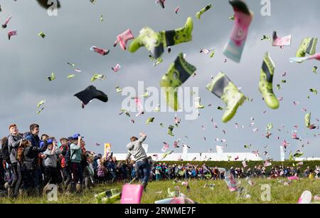 RETRANSMETTANT LE NOMBRE DE PARTICIPANTS À 995 995 personnes prenant part à une tentative de record du monde Guinness au plus grand nombre de personnes lançant des bottes organisée par le groupe agricole de jeunes Macra le jour 2 des Championnats nationaux de labourage à Ratheniska, Co Laois. Date de la photo : mercredi 20 septembre 2023. Banque D'Images