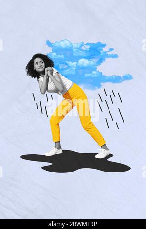 Collage photo vertical de la jeune femme insatisfaite haine mauvais temps moody pluvieux prévision porter nuages flaque isolé sur fond gris Banque D'Images
