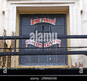 Circle Vintage shop vitrail - Robe Makers to the University, Durham, 41 Saddler St, Durham, County Durham, ANGLETERRE, ROYAUME-UNI, DH1 3CC Banque D'Images