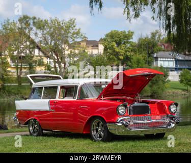 FRANKENMUTH, MI/États-Unis - 10 SEPTEMBRE 2023 : une Chevrolet 150 Handyman Wagon 1957, Frankenmuth Auto Fest, Heritage Park. Banque D'Images