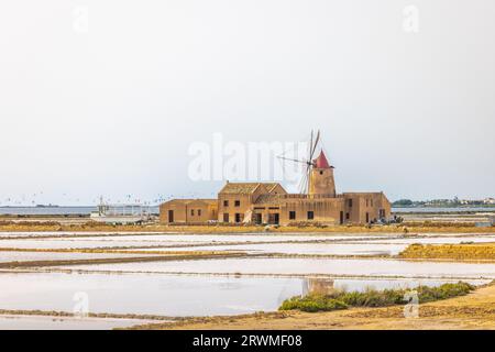 Marsala - 'Saline dello Stagnone', lac salé dans la réserve naturelle des îles Stagnone de Marsala en Sicile, Italie, Europe. Banque D'Images