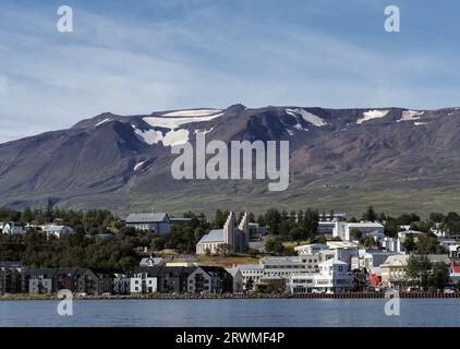 Akureyri, Islande. 20 août 2023. Bâtiments résidentiels et commerciaux en contrebas d'une montagne près du port. Crédit : Soeren Stache/dpa/Alamy Live News Banque D'Images