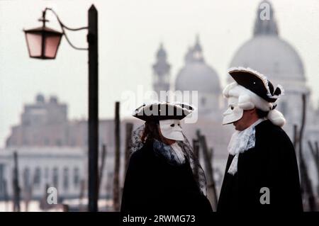 Italien, ITA, Venedig - Karneval in Venedig, traditionelle venetianische Kostueme vor der Kirche Santa Maria della Salute | Italy, Venice - Canrival à Venise, costumes vénitiens traditionnels au Canale Grande devant l'église Santa Maria della Salute Banque D'Images