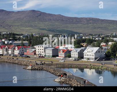 Akureyri, Islande. 20 août 2023. Bâtiments résidentiels et commerciaux en contrebas d'une montagne près du port. Crédit : Soeren Stache/dpa/Alamy Live News Banque D'Images