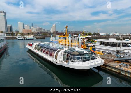 Beau port asiatique avec yachts, bateaux et bâtiments de Yokohama près de minato mirai 21 zone avec ciel bleu et océan, Japon. Banque D'Images