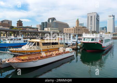 Beau port asiatique avec yachts, bateaux et bâtiments de Yokohama près de minato mirai 21 zone avec ciel bleu et océan, Japon. Banque D'Images