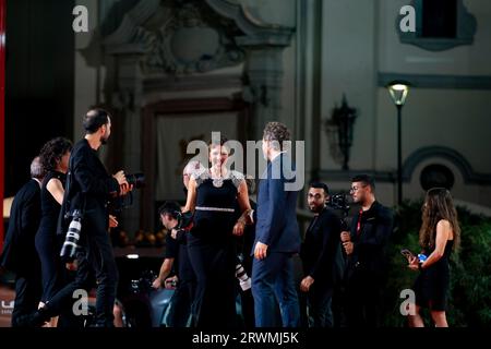 VENISE, ITALIE - SEPTEMBRE 08 : Maggie Gyllenhaal et Peter Sarsgaard assistent à un tapis rouge pour le film "Memory" au 80e Festival international du film de Venise Banque D'Images