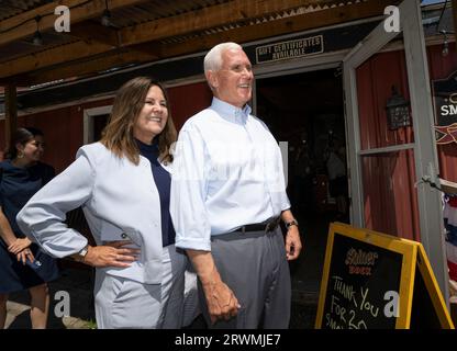 20 juillet 2023 Brentwood, New Hampshire, États-Unis candidat républicain à la présidence, ancien vice-président Mike Pence saluant quelques électeurs au barbecue Goody Coles à Brentwood, New Hampshire avec son épouse Karen Pence. Pence était président Donald TrumpÕs vice-président.( Rick Friedman) Banque D'Images