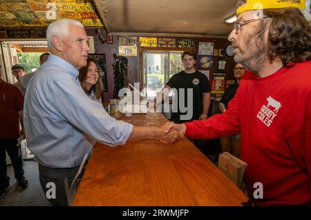 20 juillet 2023 Brentwood, New Hampshire, États-Unis candidat républicain à la présidence, ancien vice-président Mike Pence saluant quelques électeurs au barbecue Goody Coles à Brentwood, New Hampshire avec son épouse Karen Pence. Pence était président Donald TrumpÕs vice-président.( Rick Friedman) Banque D'Images