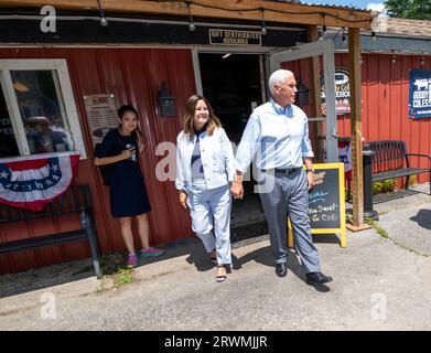 20 juillet 2023 Brentwood, New Hampshire, États-Unis candidat républicain à la présidence, ancien vice-président Mike Pence saluant quelques électeurs au barbecue Goody Coles à Brentwood, New Hampshire avec son épouse Karen Pence. Pence était président Donald TrumpÕs vice-président.( Rick Friedman) Banque D'Images