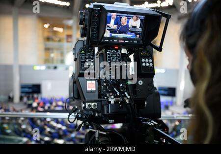 20 septembre 2023, Berlin : Nancy Faeser (SPD), ministre fédérale de l'intérieur et des Affaires intérieures, intervient lors de l'interrogatoire du gouvernement en séance plénière au Bundestag allemand. Les principaux thèmes de la 121e session de la 20e législature sont, outre l’interrogation gouvernementale du ministre de l’intérieur Faeser et du ministre de l’éducation Stark-Watzinger, une heure d’actualité sur le tremblement de terre au Maroc et les inondations en Libye, un débat sur l’anniversaire du mouvement de protestation dissident en Iran, et la première lecture du projet de loi visant à étendre la numérisation administrative. Photo : BE Banque D'Images