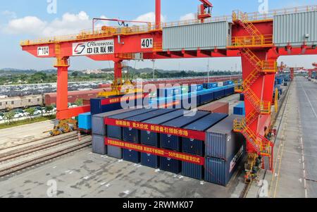 (230920) -- GUANGZHOU, 20 septembre 2023 (Xinhua) -- cette photo aérienne prise le 20 septembre 2023 montre un conteneur de 50 pieds chargé sur un train express intermodal à la gare ferroviaire portuaire internationale de Guangzhou à Guangzhou, dans la province du Guangdong, dans le sud de la Chine. Les trains express intermodaux chargés de conteneurs de 50 pieds ont respectivement quitté Shanghai en Chine orientale, Guangzhou, Changsha dans la province du Hunan en Chine centrale et Kunming dans la province du Yunnan dans le sud-ouest de la Chine mercredi, joignant leurs forces au service régulier de train de marchandises. Les conteneurs de 50 pieds sont développés indépendamment par China State Ra Banque D'Images