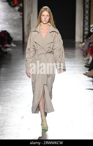 Milan, Italie. 20 septembre 2023. Milan Fashion week, Printemps été 2024 Kata Szegedi Fashion Show Milan, mode féminine Printemps été 2024 Iceberg Fashion Show photo : modèle crédit : Agence photo indépendante / Alamy Live News Banque D'Images