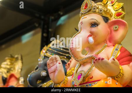 Beaucoup d'idoles belles et colorées de Lord Ganpati exposées lors d'un atelier à Mumbai, en Inde pour le festival de Ganesh Chaturthi Banque D'Images