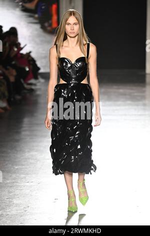 Milan, Italie. 20 septembre 2023. Milan Fashion week, Printemps été 2024 Kata Szegedi Fashion Show Milan, mode féminine Printemps été 2024 Iceberg Fashion Show photo : modèle crédit : Agence photo indépendante / Alamy Live News Banque D'Images