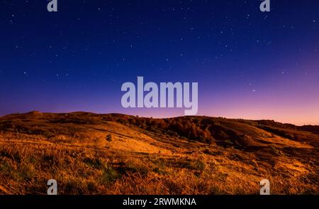 Paysage nocturne avec des étoiles des collines toscanes en Italie Banque D'Images