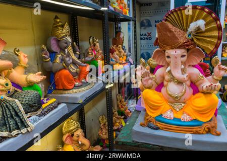 Beaucoup d'idoles belles et colorées de Lord Ganpati exposées lors d'un atelier à Mumbai, en Inde pour le festival de Ganesh Chaturthi Banque D'Images