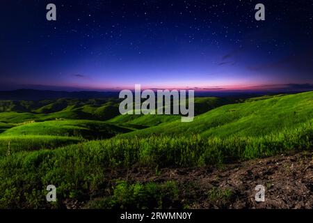 Paysage nocturne avec des étoiles des collines toscanes en Italie Banque D'Images