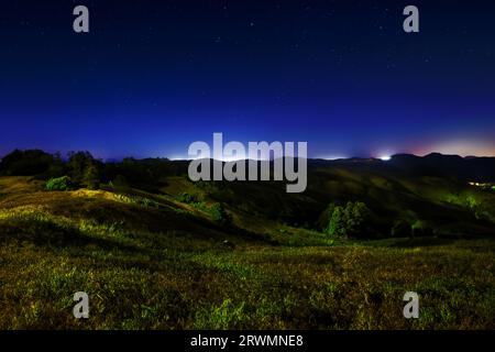 Paysage nocturne avec des étoiles des collines toscanes en Italie Banque D'Images