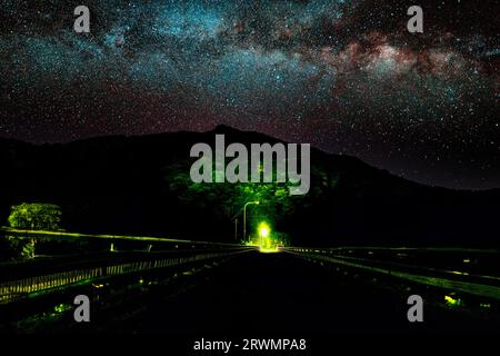 Paysage nocturne avec des étoiles des collines toscanes en Italie Banque D'Images