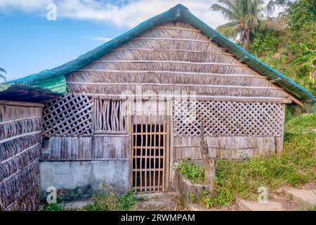 Une maison de chaume traditionnelle aux Philippines faite presque entièrement de matériaux indigènes à partir de bambous et de palmiers. Banque D'Images