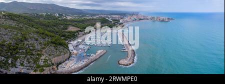 Vue aérienne panoramique du port sportif d'Oropesa del Mar avec Playa de la Concha en arrière-plan, région de Valence, Espagne Banque D'Images