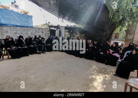 Gaza, Palestine. 20 septembre 2023. La famille et les proches pleurent la mort de Yousef Radwan, 25 ans, lors de ses funérailles à Khan Yunis, au sud de la bande de Gaza. Yousef Radwan, jeune palestinien, a été tué par les forces israéliennes lors d'une manifestation contre la barrière frontalière entre Israël et Gaza. Crédit : SOPA Images Limited/Alamy Live News Banque D'Images